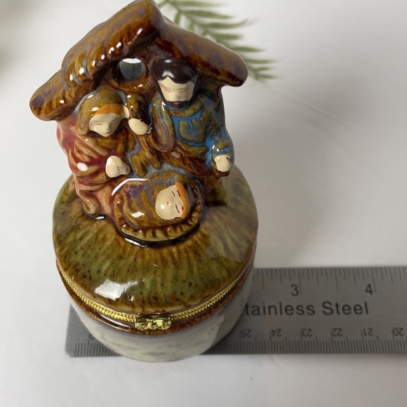 22. VINTAGE Ceramic Manger Scene Trinket Box/ Ornament - Picture 9 of 10